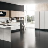 CHARME 37 - Moderno ed eclettico, propone gola piatta e colorata e la rende perfetta per ambienti dove cucina e living si fondono
